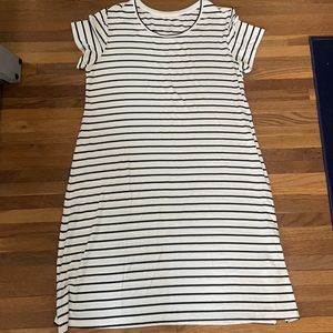 Liz Lange maternity tshirt dress